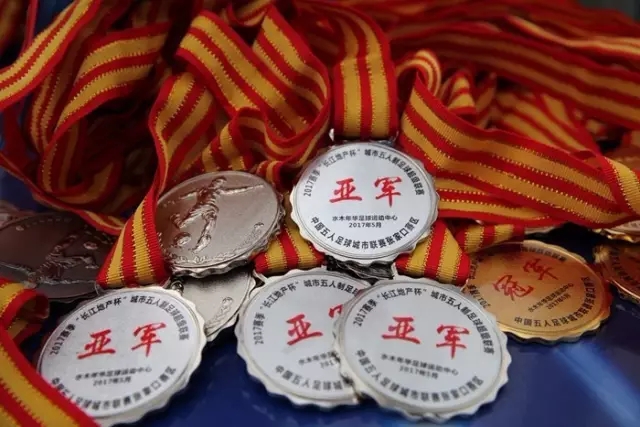 那支在英超奇迹夺冠的球队 如今跌向了深渊